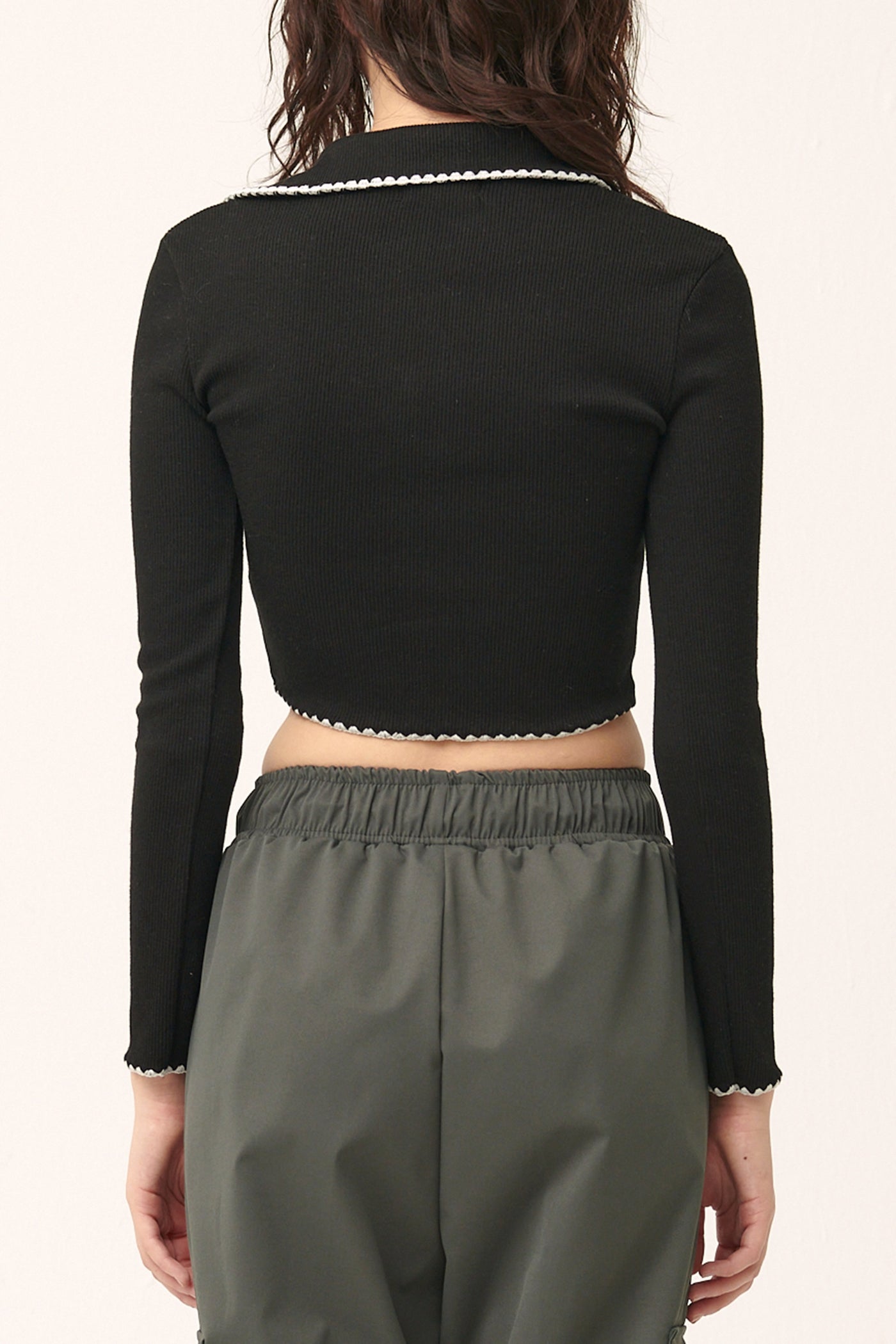 storets.com [NEW] Milla Open Front Crop Top